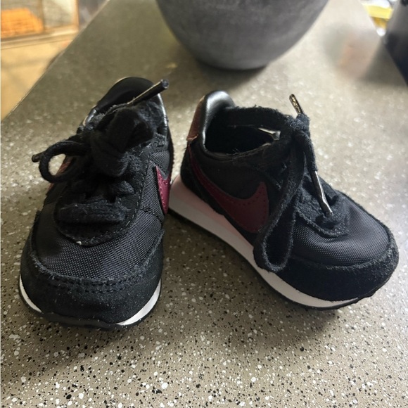 Nike Kids Black and Dark Red Sneakers - Picture 9 of 9